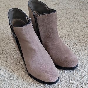 Vince Camuto Taupe Suede Ankle Booties Size 10m Slightly Worn
